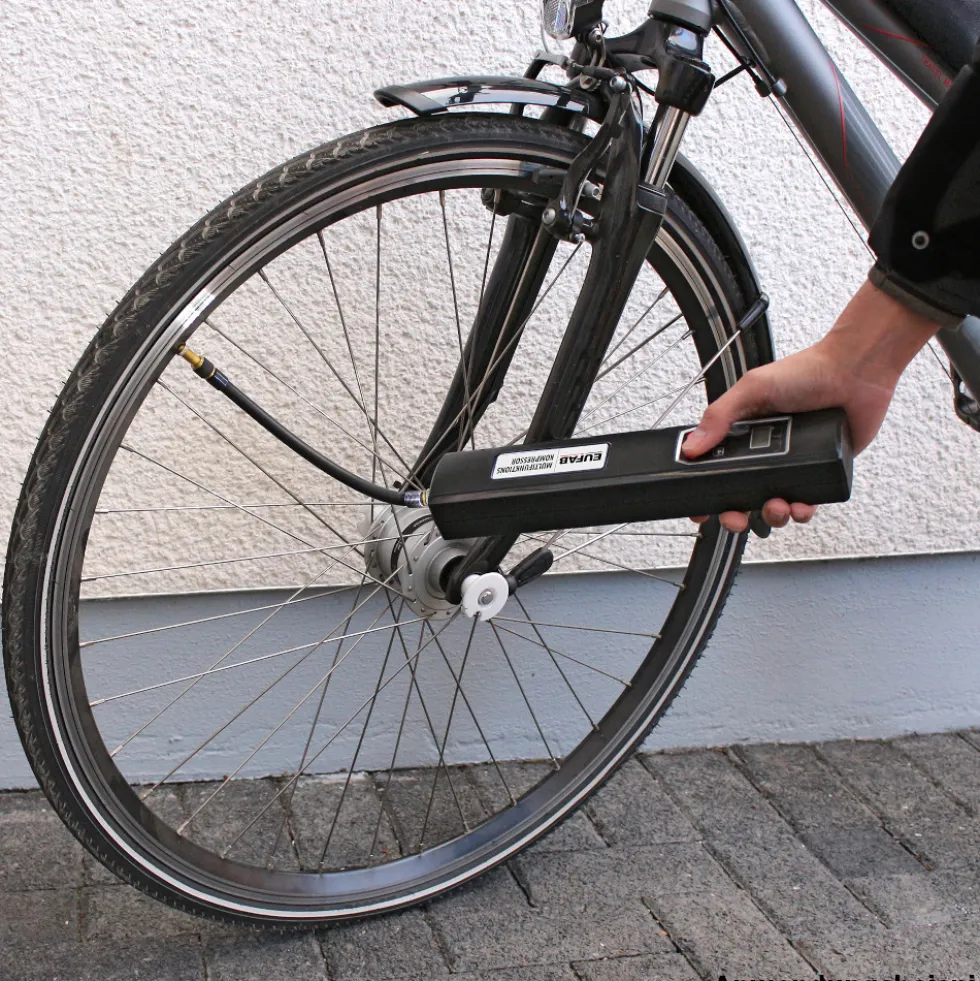 Akku-Kompressor 2200 mAh mit Powerbank und Aufsätzen