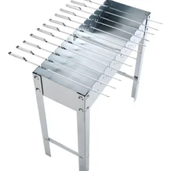 Schaschlikgrill mit Grillspießen