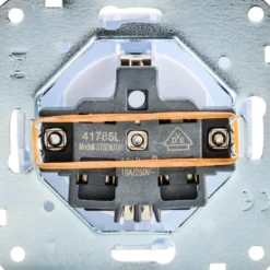 Unterputz Steckdose Roma mit Berührungsschutz weiß